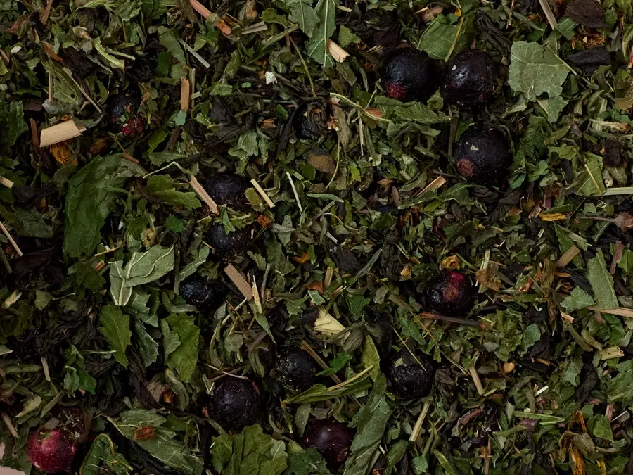 черный чай с ягодами листовой для заварки 100 грамм